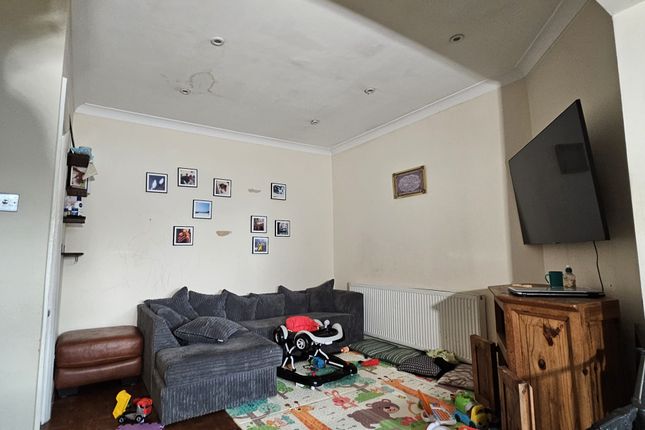 Thumbnail Flat to rent in Manor Road, Chigwell, Essex