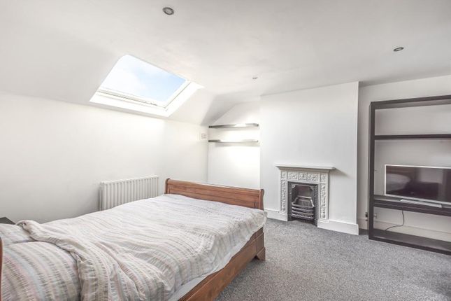 1st/2nd Floor Flat, 15, Adams Row, London photo 4