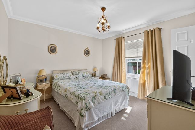 8, Robert Norgate Close, Norwich photo 4