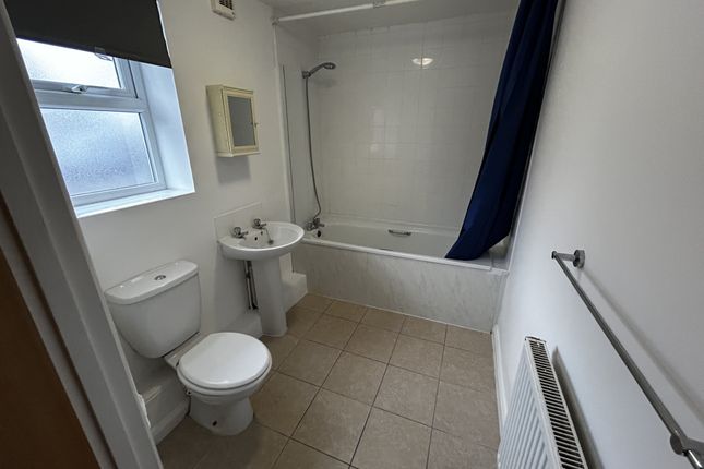 Frederick Court, 101f, Bath Road Longwell Green Bristol photo 4