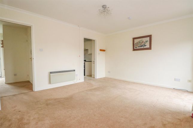 4, Farm Close, Barns Green photo 4