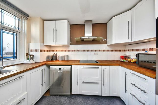 Flat for sale in Cable Street, London