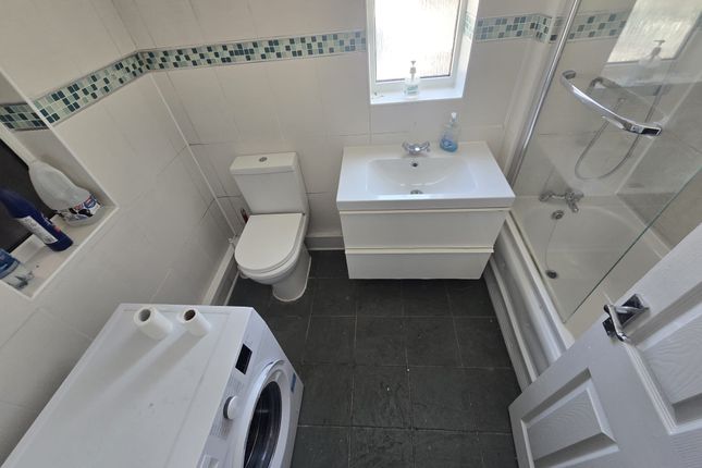 86 Bushgrove Road, Dagenham photo 3