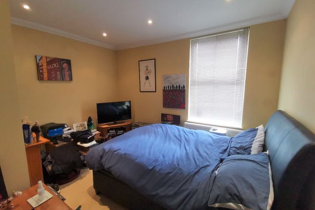 3A  Flat 2, Station Approach, Shepperton photo 3