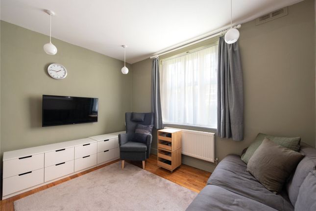 25, Holmefield Court, London photo 3