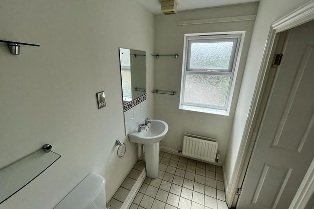 Flat to rent in Carisbrooke Road, Leeds, West Yorkshire
