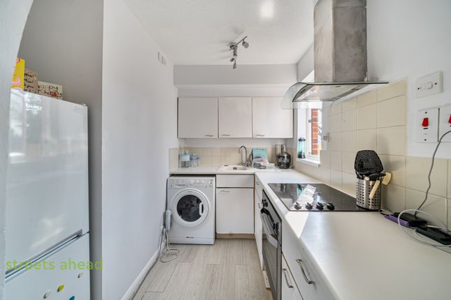2, Redgrave Close, Croydon photo 4