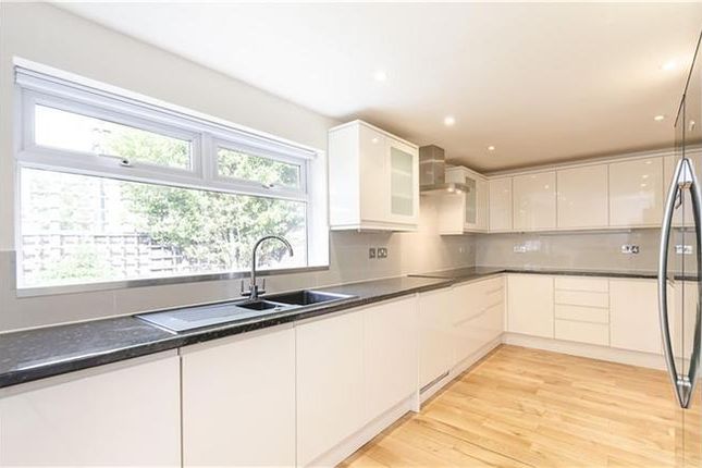 Town house to rent in Middle Field, London
