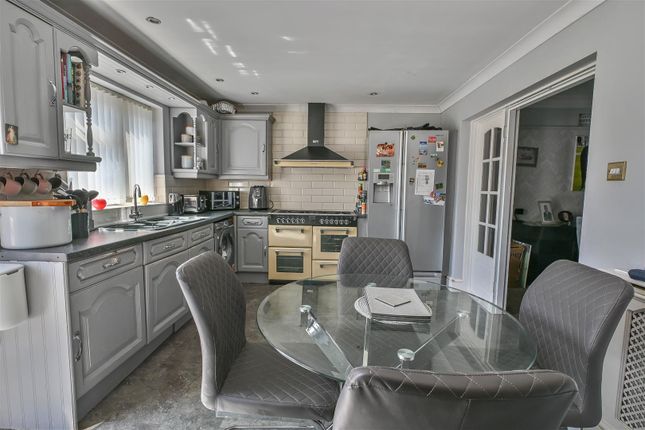 71, Rose Glen, Romford photo 4