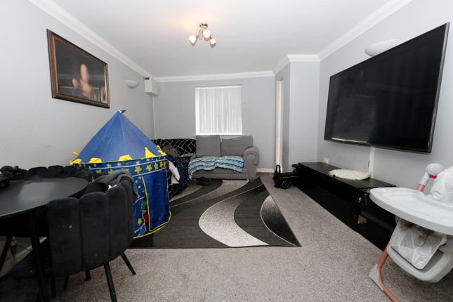 Flat for sale in South Point, Westcliff-On-Sea, Essex