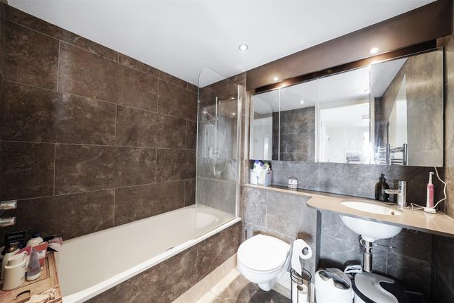 Flat for sale in Western Gateway, London