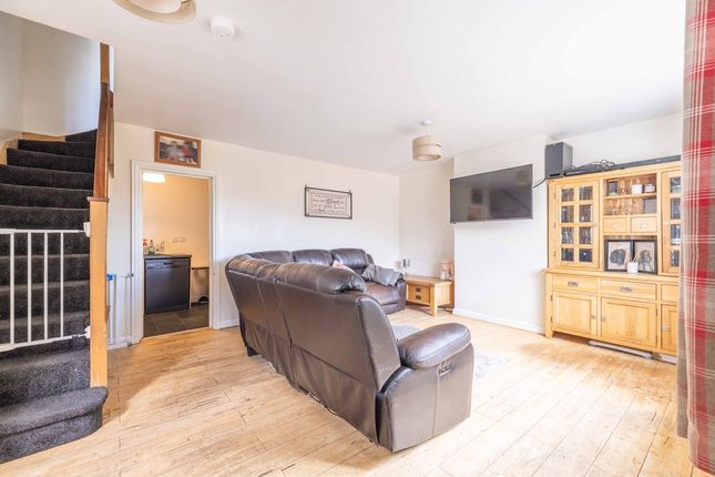 71, Lawn Close, Datchet photo 4
