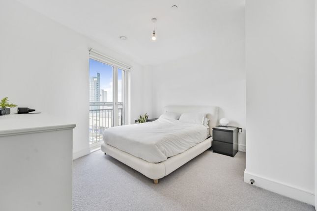 Flat for sale in Courthouse Way, London