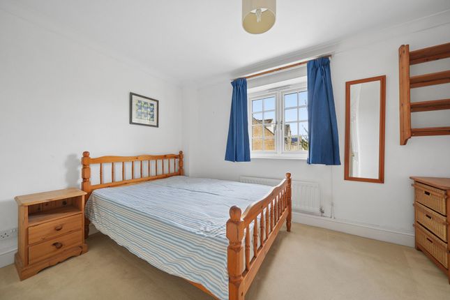 6 Swan Court, Witney photo 4