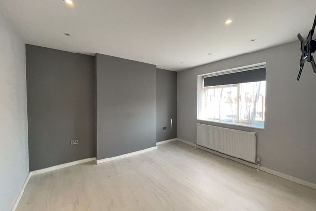 Flat 25, Southbourne Court The Hyde, London photo 3