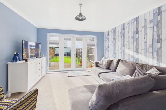 9 Waivers Way, Aylesbury photo 3