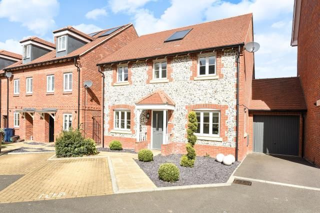 Link-detached house to rent in Kingshill, High Wycombe