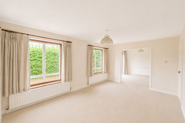 21, Leamington Drive, Oxfordshire photo 3