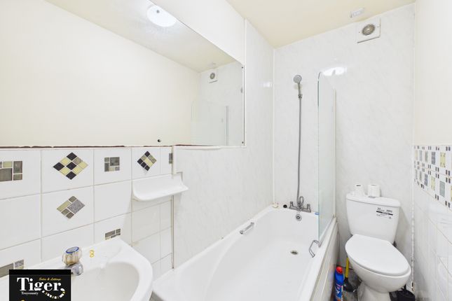 Flat 1, 94, Beach Road, Thornton-Cleveleys photo 4