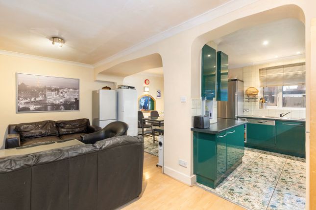 41, Millais Gardens, Edgware photo 3