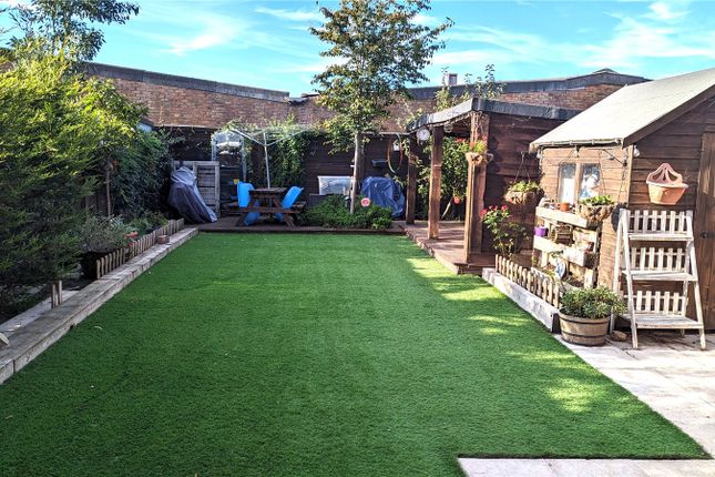 31, Sandy Crescent, Great Wakering photo 2
