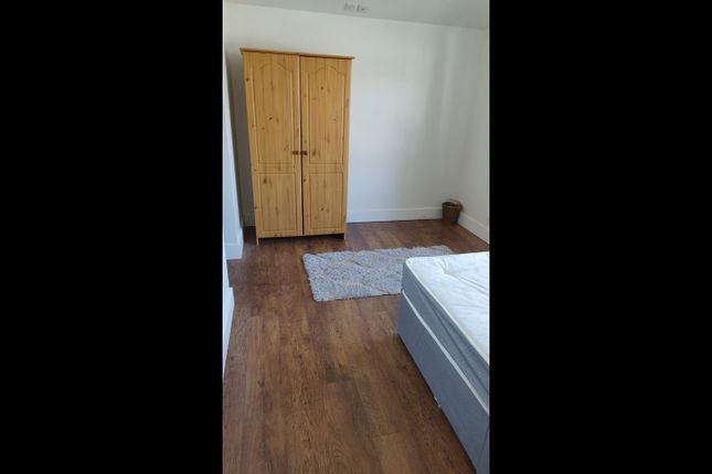 190, Lancaster Drive, Hornchurch photo 2
