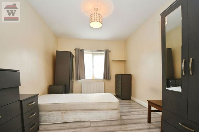 85, Chatsworth Crescent, Hounslow photo 4
