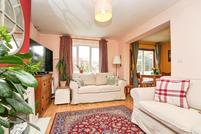 22, Fountain Crescent, Gloucestershire photo 3