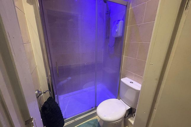 A Clean And Well-Maintained Bathroom Suite Featuri...