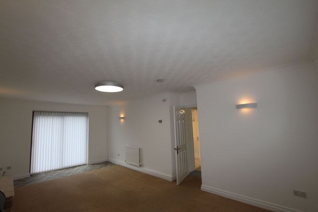 11 Upper Passmonds Grove, Rochdale photo 5