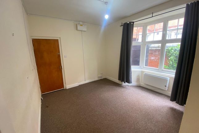 Flat 2, 18 West Avenue, Leicester photo 4