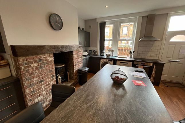 Room 4, 34 Clifford Place, Churwell Morley, Leeds photo 5