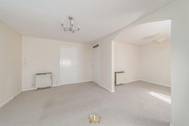 15, Chalk Hill Court, Dundee photo 4