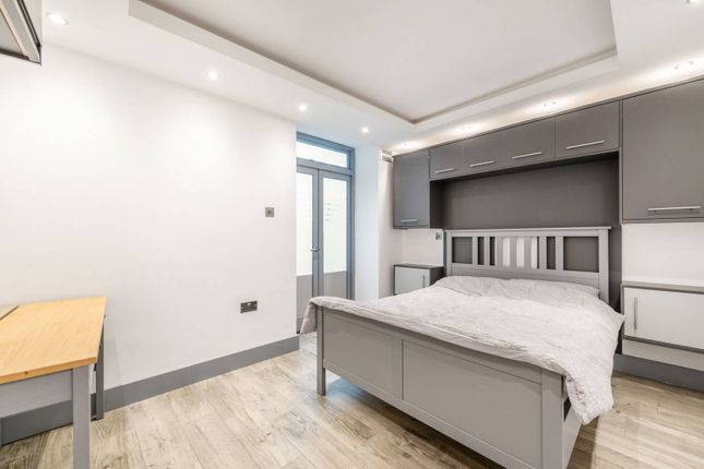 Flat to rent in St Stephens Gardens, Notting Hill, London