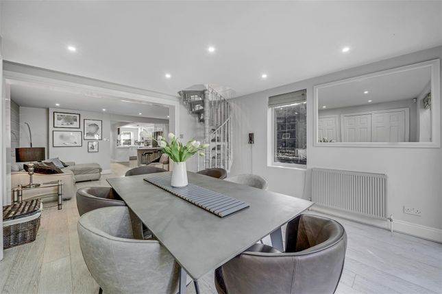 5, Daubeney Place, Hampton photo 4