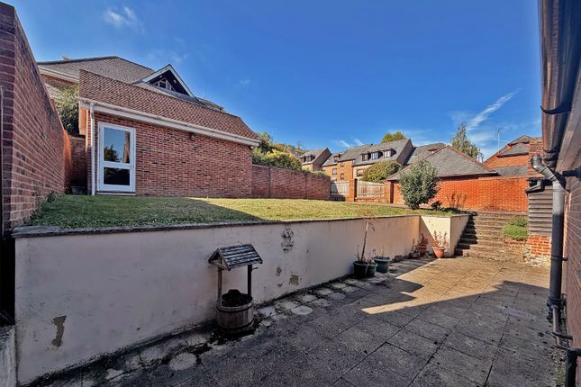 196 Kingsmead Road, Loudwater, Buckinghamshire photo 4
