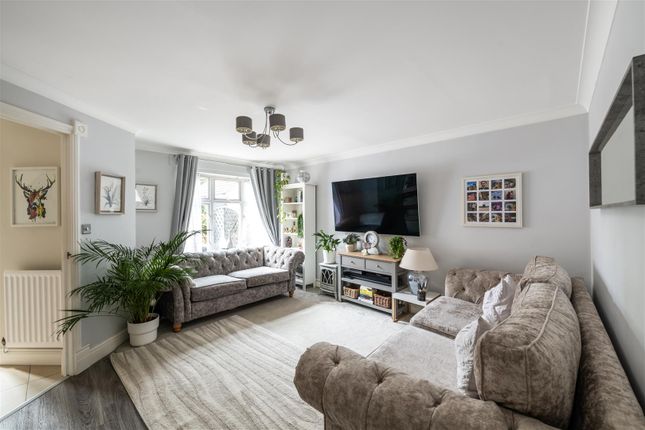 14, Larksfield, Horley photo 3