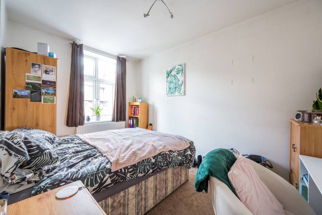 Flat to rent in Drake House, Stepney, London