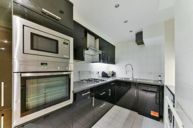 Flat to rent in Crown Court, London