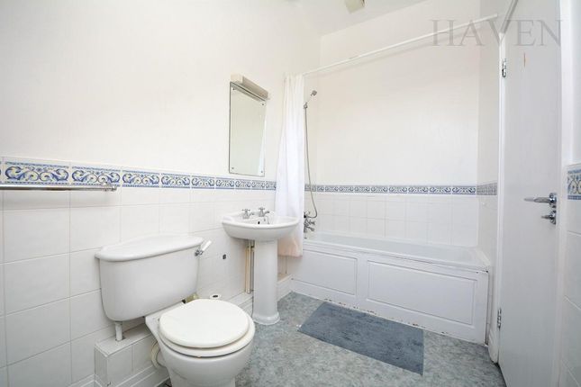 Flat for sale in Coachmans Lodge, North Finchley
