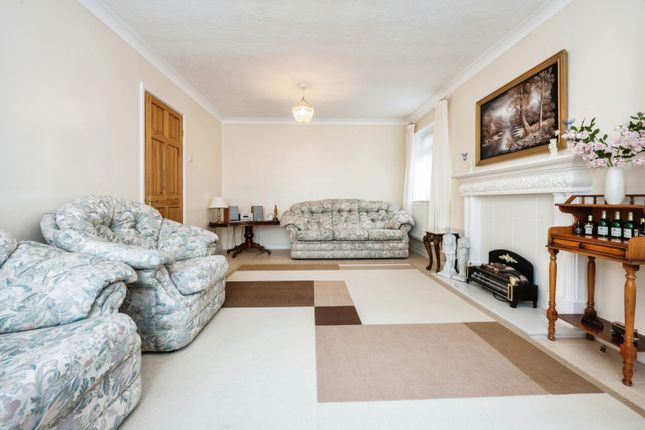 Detached bungalow for sale in Icknield Way, Luton