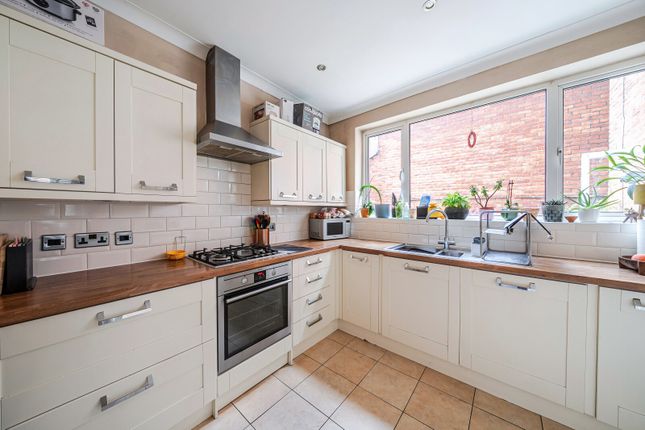 32, Upper Queen Street, Surrey photo 4