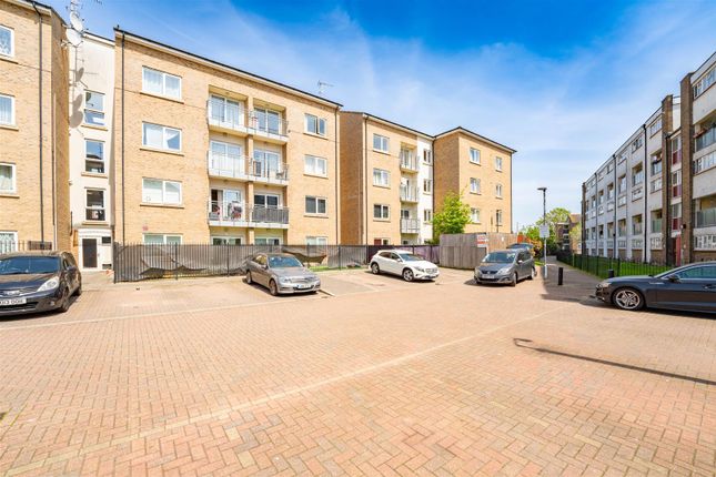 Thumbnail Flat for sale in Convent Way, Southall