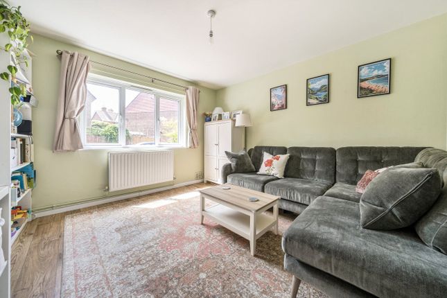 34, Windrush Close, Guildford photo 3