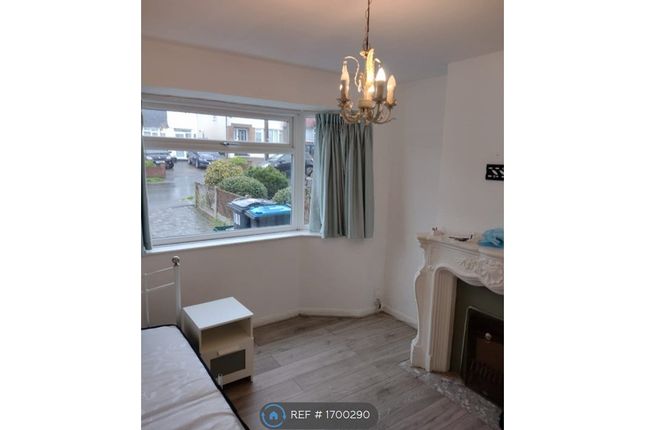 Thumbnail Room to rent in Lynmouth Avenue, Morden