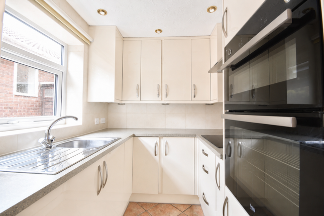 39, Chatsworth Drive, Burton-on-trent photo 2