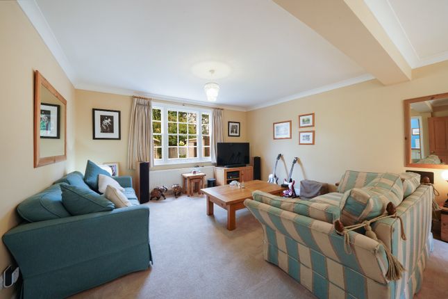 3 Waxwell Close, Pinner, Greater London photo 3