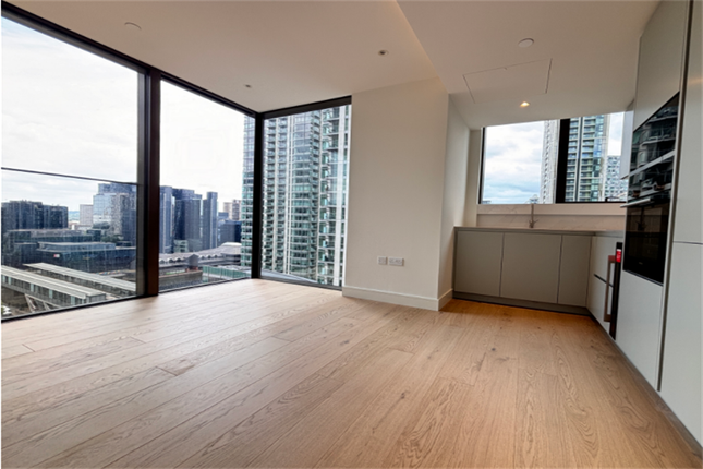 Flat to rent in Harcourt Tower, Marsh Wall