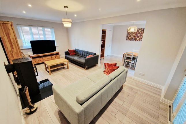 4 Carlisle Close, Manchester photo 3
