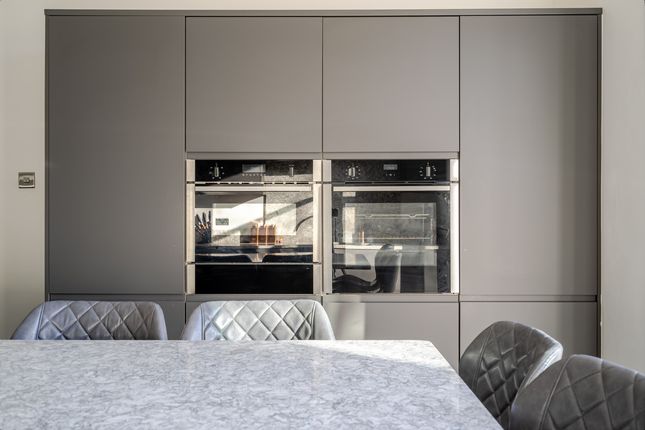 21, Gunnersbury Avenue, London photo 3